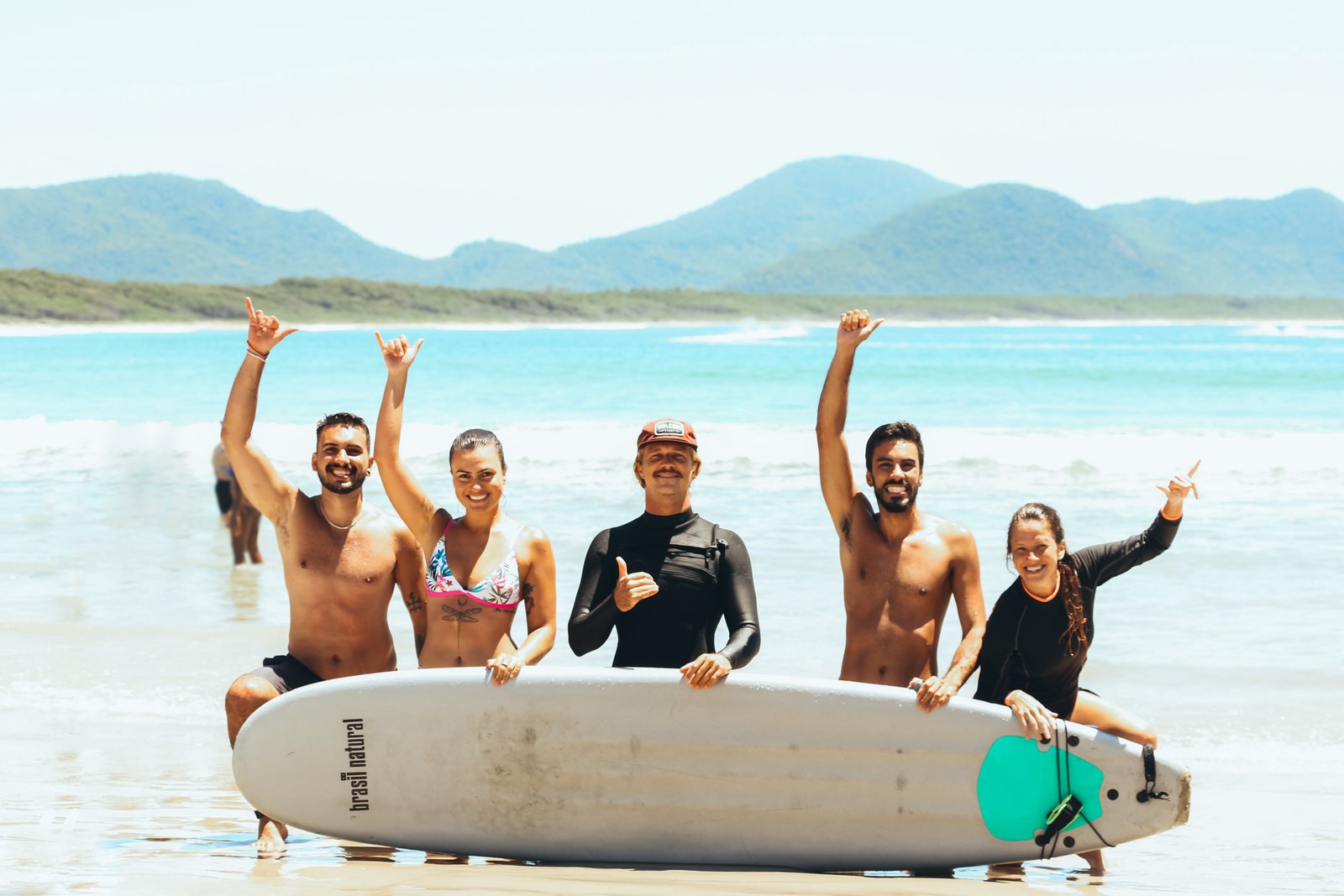 Turma de surf comemorando na praia