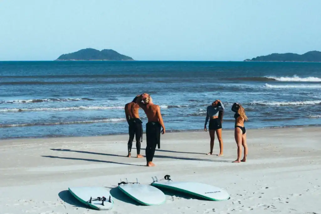 Aula de surf na praia da Barra da Lagoa, em Florianópolis