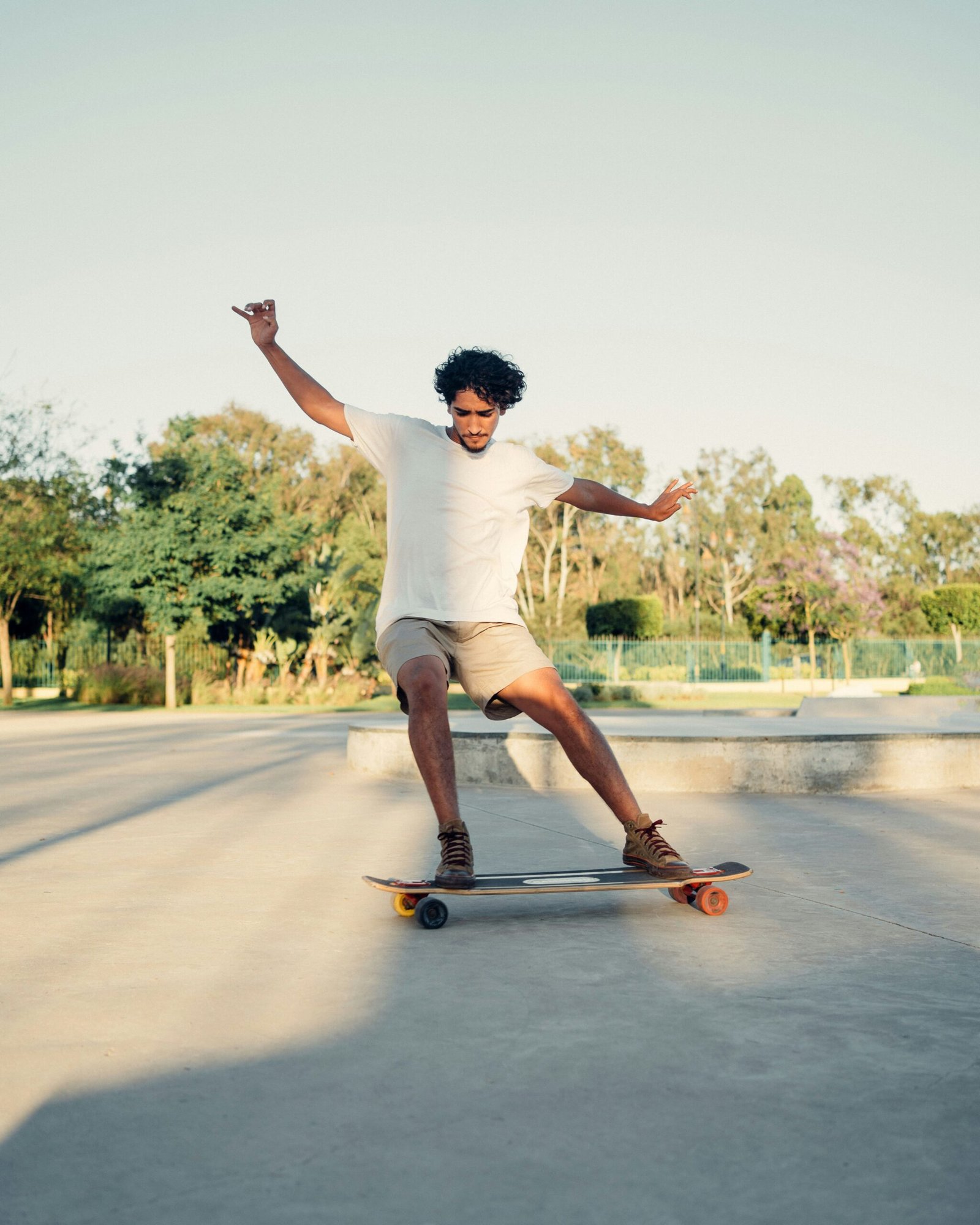 Iniciante aprendendo surf skate simulador em Florianópolis