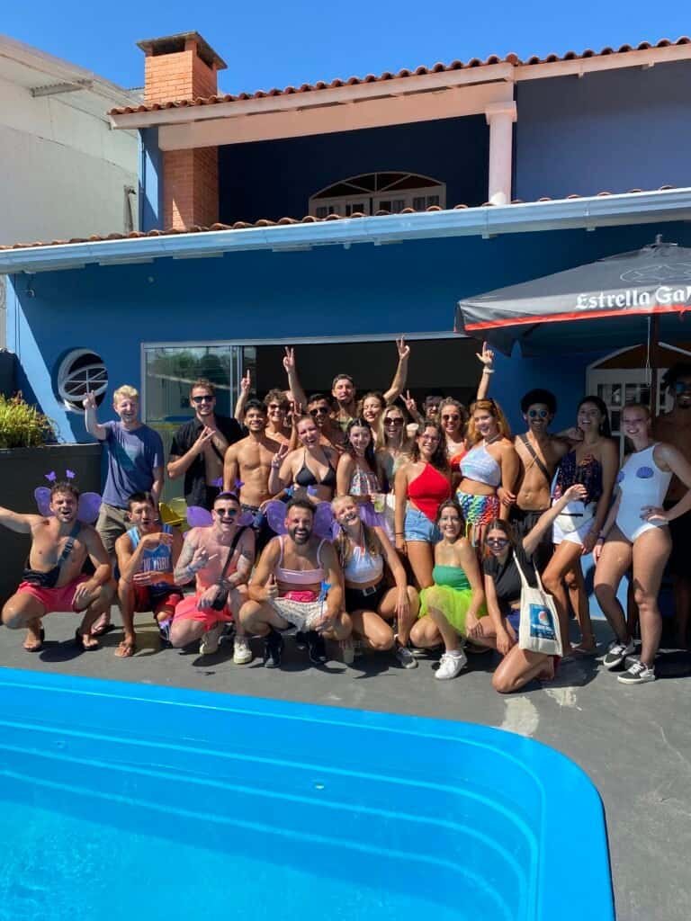 Galera reunida no Sea Wolf Hostel da Lagoa da Conceição, em Florianópolis