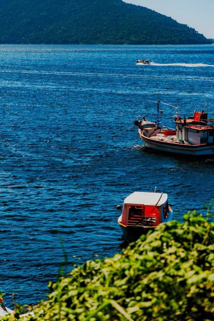 Barco saindo da Lagoa da Conceição em direção à Costa da Lagoa, em Florianópolis