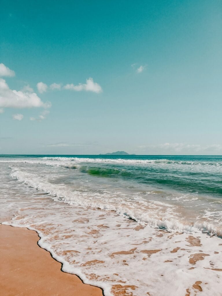 Vista da praia da Barra da Lagoa em Florianópolis, com ondas chegando à areia