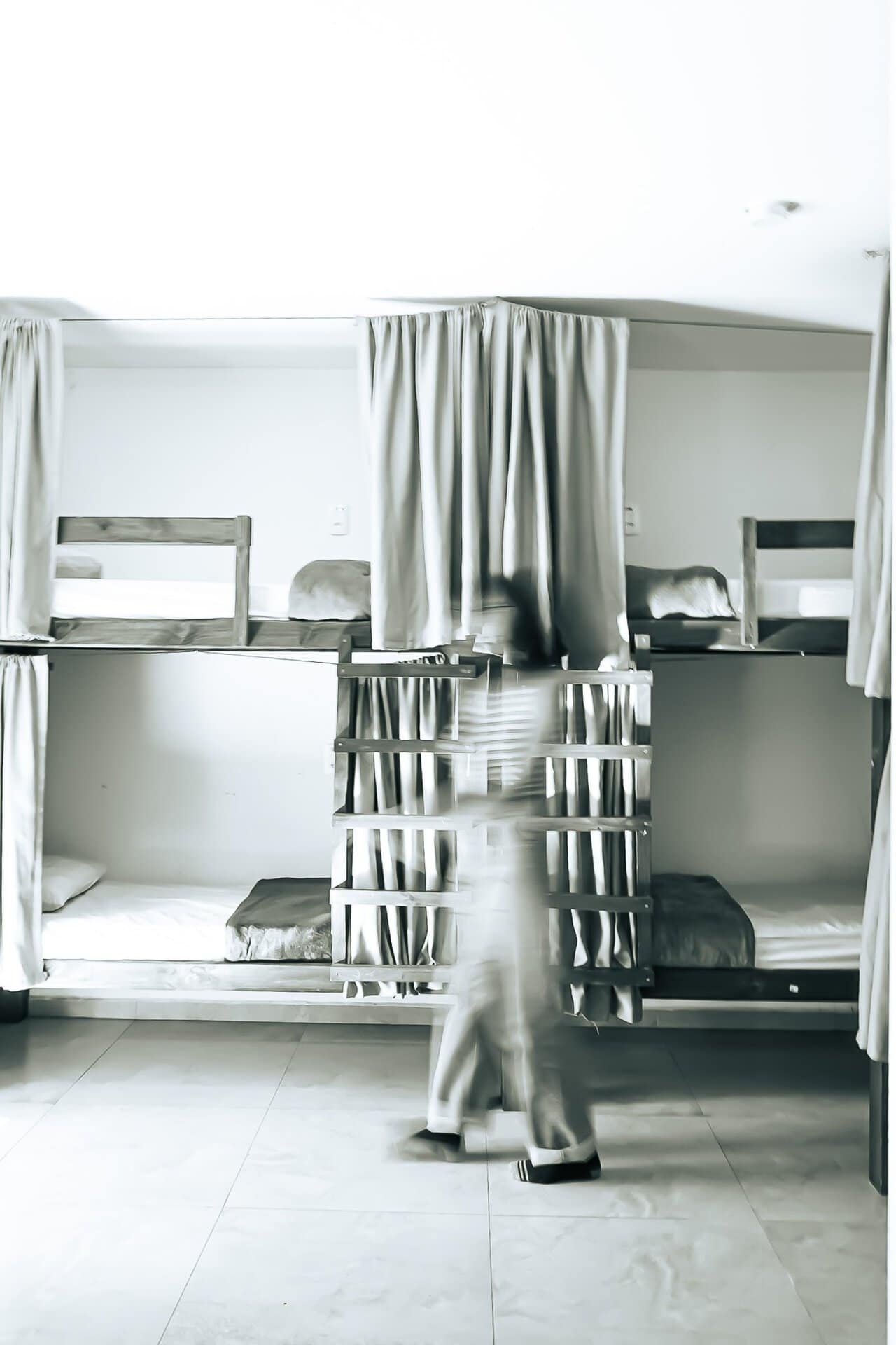Dorm com cortinas nas camas — Sea Wolf Lagoa