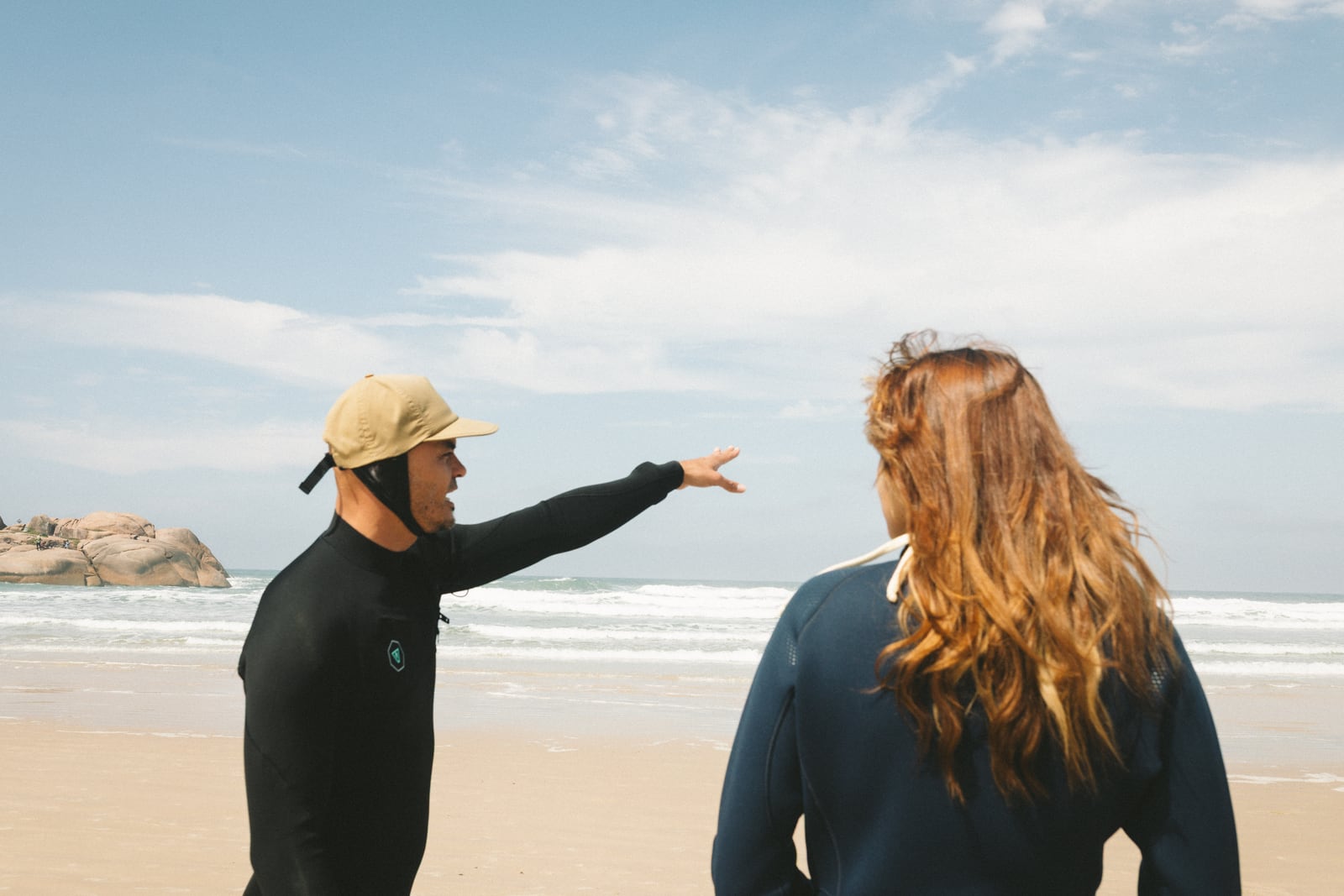 Instructor de surf explicando el mar a la alumna en Campeche