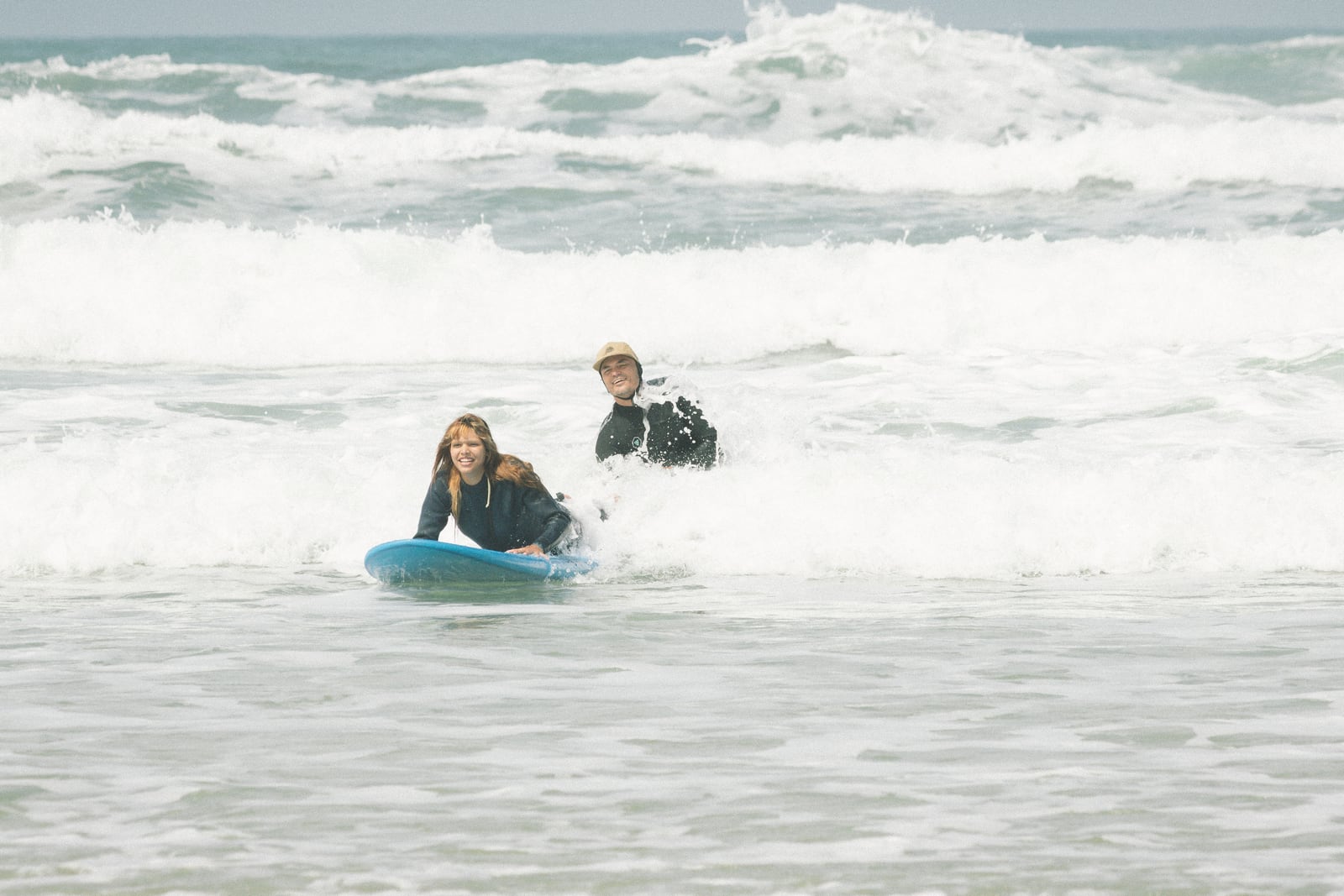 Primera clase de surf en Campeche con el instructor dentro del agua